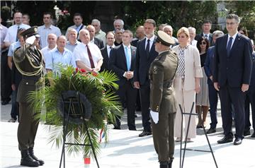 U povodu Dana državnosti državni vrh položio zajednički vijenac i zapalio svijeće na Mirogoju