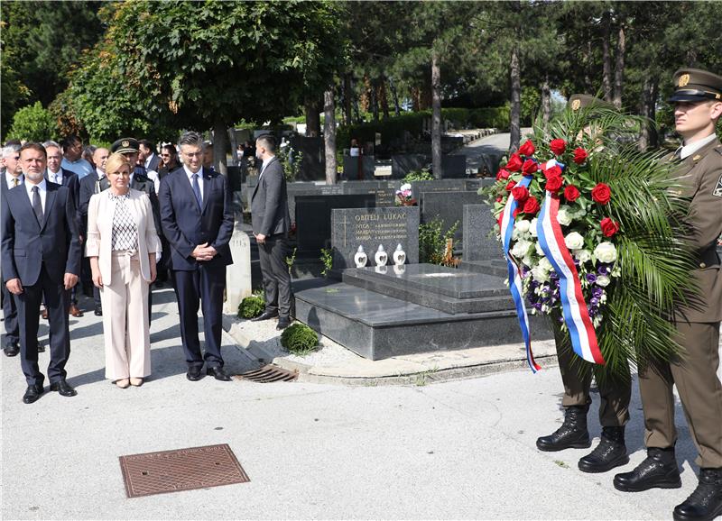 U povodu Dana državnosti državni vrh položio zajednički vijenac i zapalio svijeće na Mirogoju