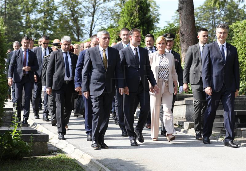 U povodu Dana državnosti državni vrh položio zajednički vijenac i zapalio svijeće na Mirogoju