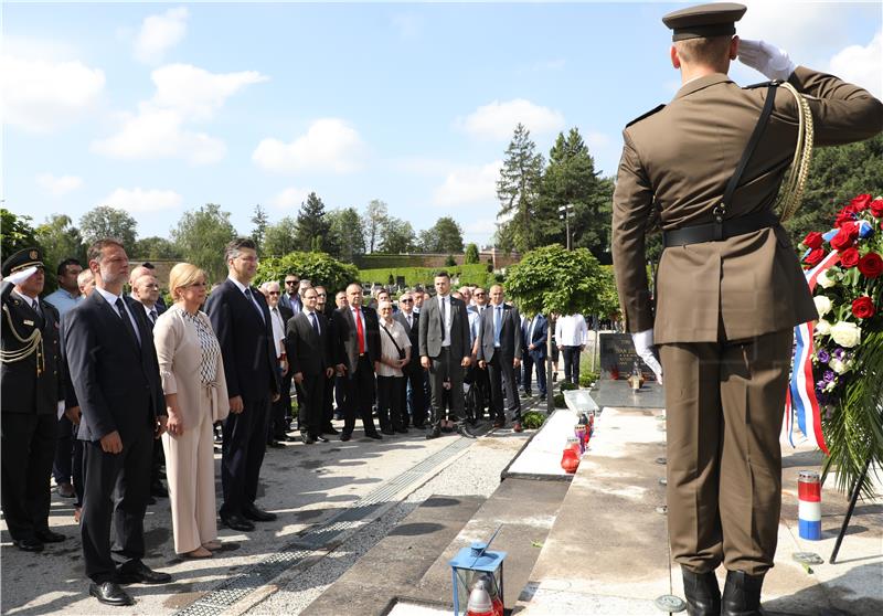 U povodu Dana državnosti državni vrh položio zajednički vijenac i zapalio svijeće na Mirogoju