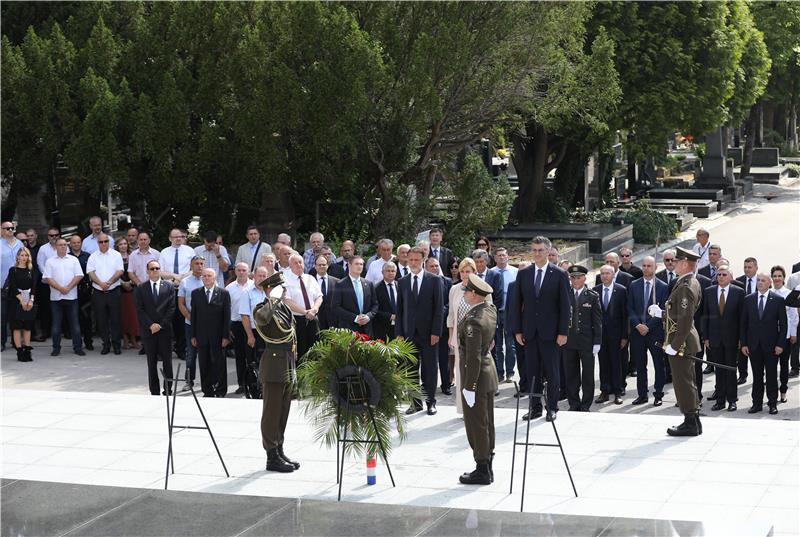 U povodu Dana državnosti državni vrh položio zajednički vijenac i zapalio svijeće na Mirogoju