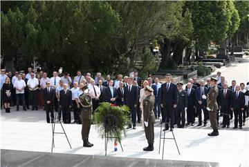 U povodu Dana državnosti državni vrh položio zajednički vijenac i zapalio svijeće na Mirogoju