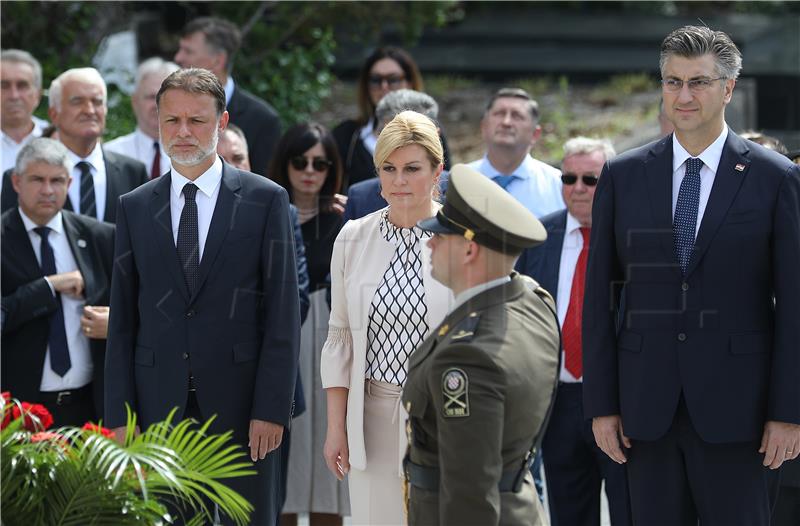 U povodu Dana državnosti državni vrh položio zajednički vijenac i zapalio svijeće na Mirogoju