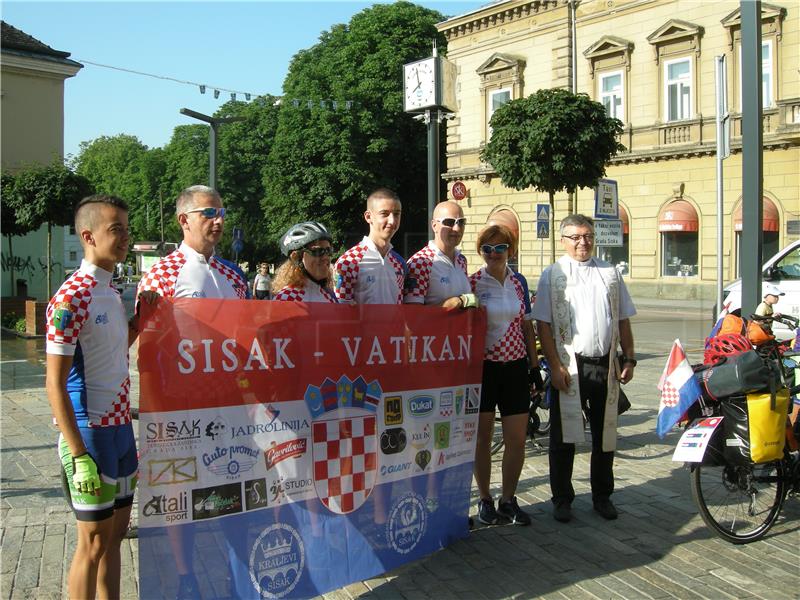 Šestero Siščana krenulo biciklima u posjetu Svetom Ocu