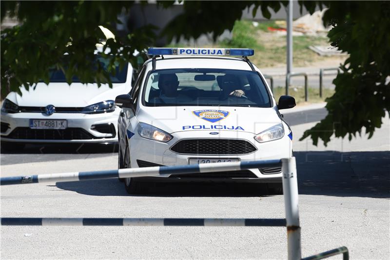 Podmetnut požar na automobilu proširio se na kuću i garažu