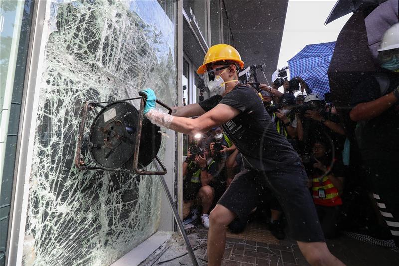 Prosvjednici u Hong Kongu probili se u zgradu parlamenta