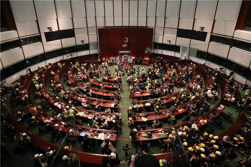 Prosvjednici okupirali parlament Hong Konga na nekoliko sati