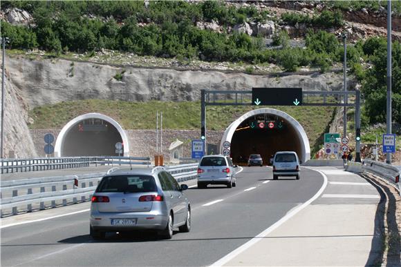 HAK: Zbog prometne nesreće zatvoren tunel Sveti Rok