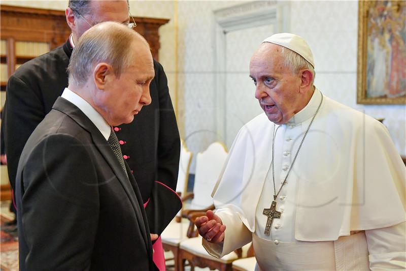 Putin i papa Franjo imali "sadržajne" razgovore