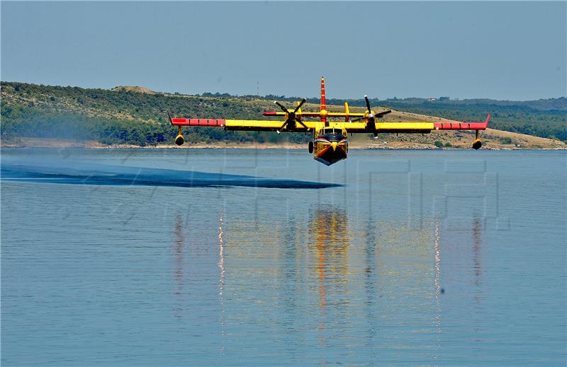 MORH: Canadair gasi požar kod Unešića