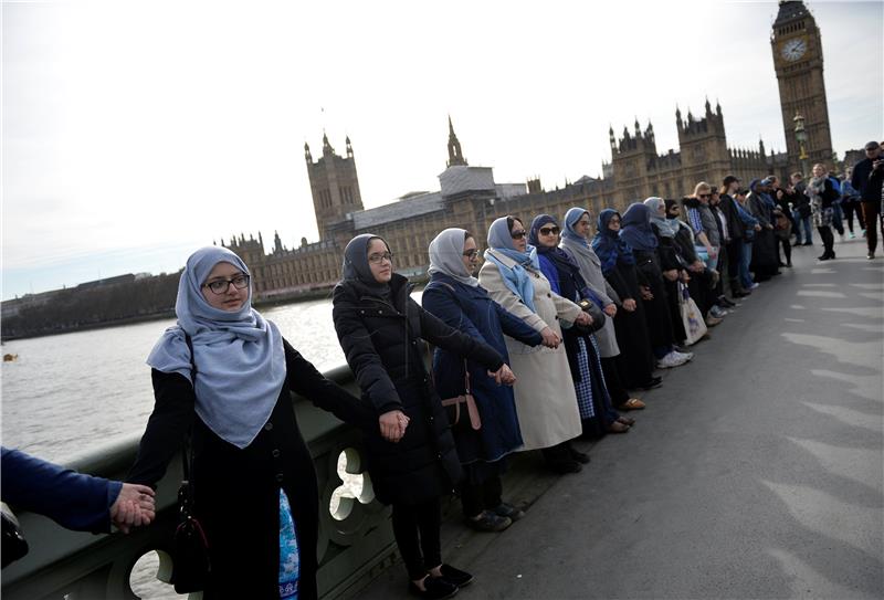 Londonski Westminster Bridge zatvoren nakon udara turističkog broda