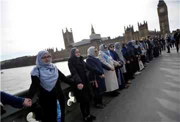 Londonski Westminster Bridge zatvoren nakon udara turističkog broda