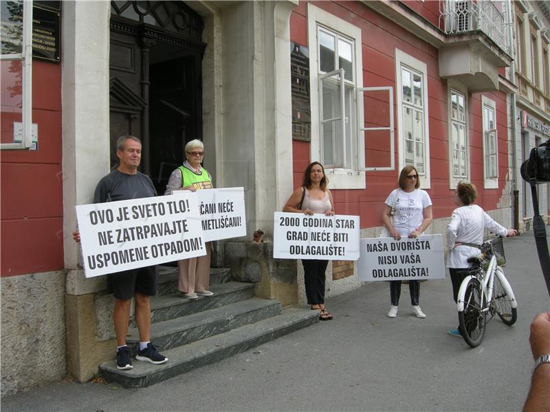 Sisak: Počeo višednevni prosvjed protiv odlagališta medicinskog otpada