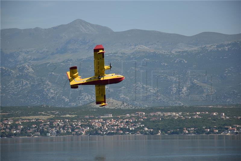 Nakon Pirovca dva Canadaira gase požar na Velebitu