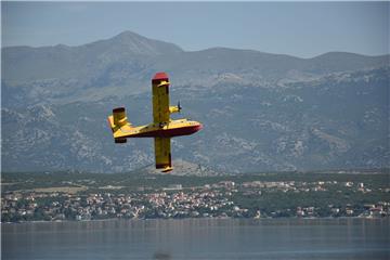 Nakon Pirovca dva Canadaira gase požar na Velebitu