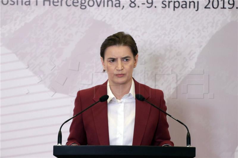 Premijerka Srbije Brnabić: U Srebrenici je počinjen "užasni zločin" no treba se prestati vraćati u prošlost