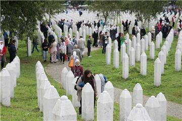 Tisuće ljudi stižu na komemoraciju žrtvama Srebrenice