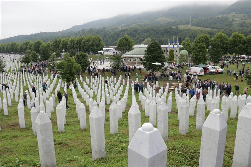 Tisuće ljudi stižu na komemoraciju žrtvama Srebrenice