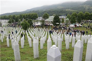 Tisuće ljudi stižu na komemoraciju žrtvama Srebrenice