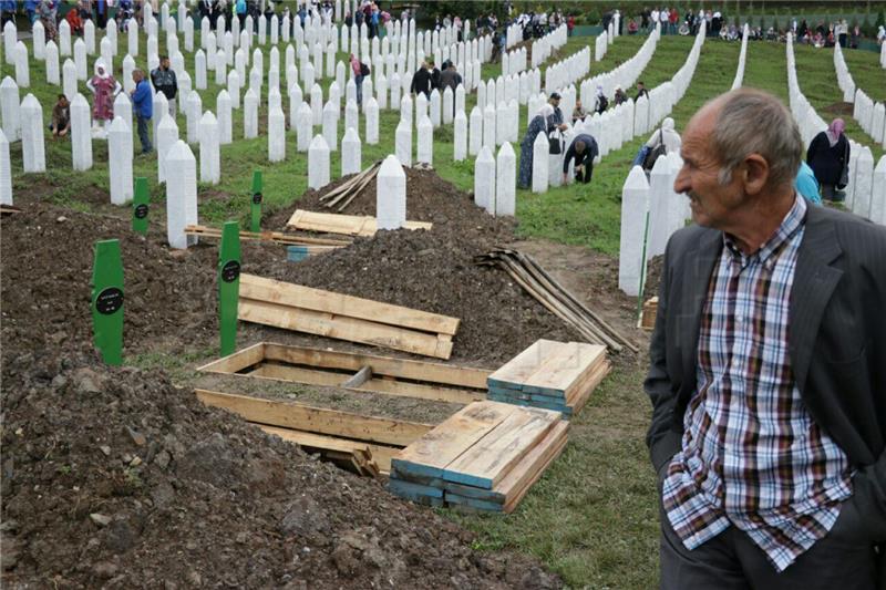 Tisuće ljudi stižu na komemoraciju žrtvama Srebrenice