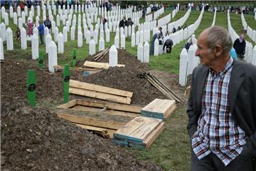 Tisuće ljudi stižu na komemoraciju žrtvama Srebrenice