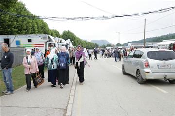 Tisuće ljudi stižu na komemoraciju žrtvama Srebrenice