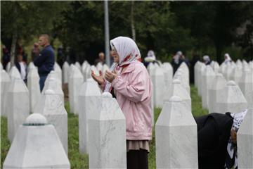 Tisuće ljudi stižu na komemoraciju žrtvama Srebrenice