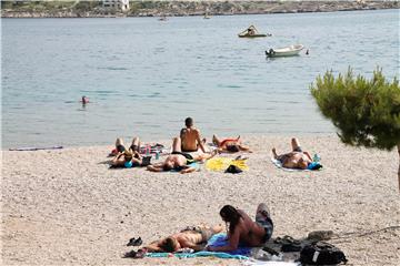 Onečišćeno more na plaži Donje Čelo na otoku Koločepu kod Dubrovnika