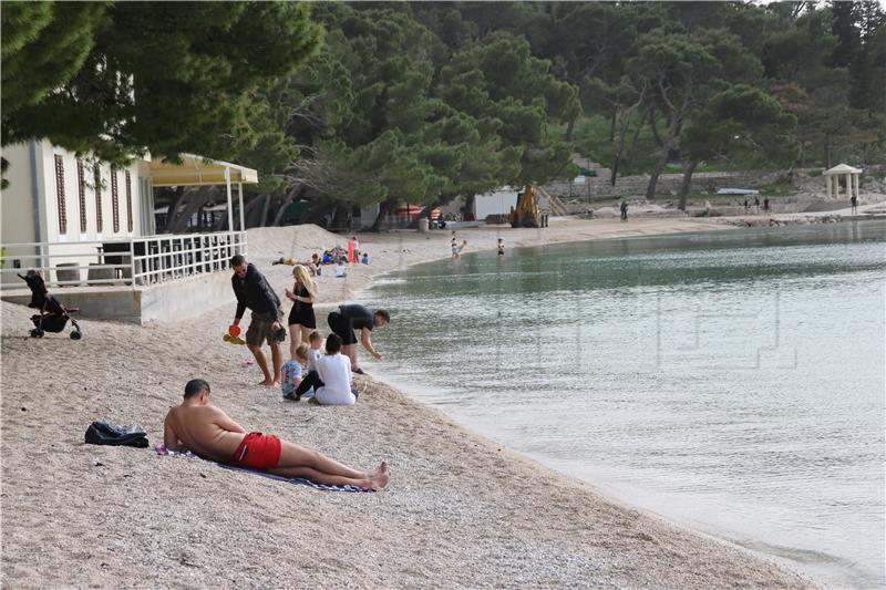 DZS: U svibnju 4,5 posto manje turista i 14,6 posto manje noćenja