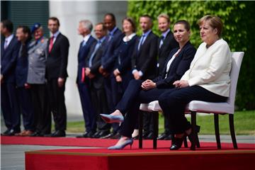 Merkel sjedila na ceremoniji dobrodošlice danskoj premijerki nakon tremora