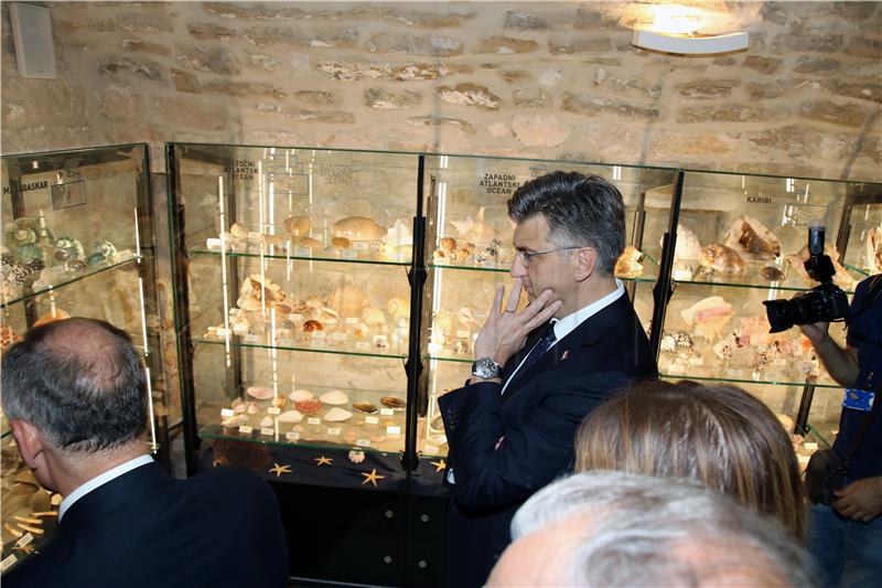 Premijer Plenković na otvorenju stalnog postava Malakološke zbirke Franjevačkog samostana Makarska