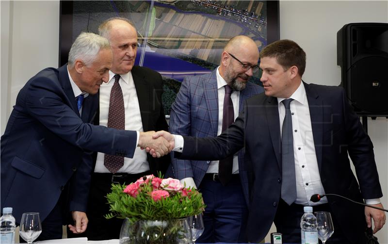 Croatia, Bosnia sign contract on construction of bridge across Sava river