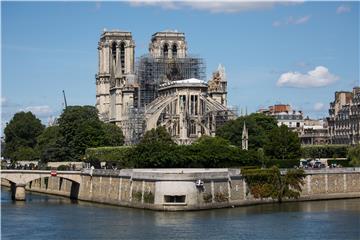 Radovi u katedrali Notre-Dame, unutrašnjost prazna i prepuna krhotina