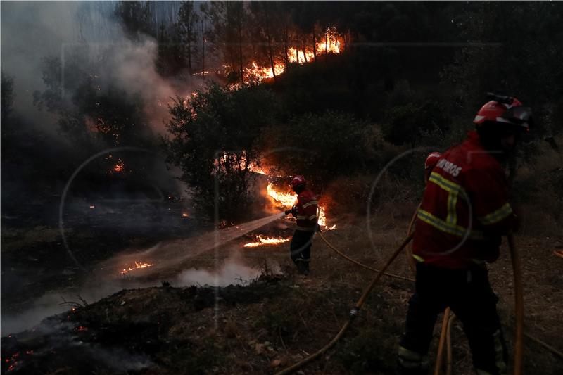 Vjetar i suša u Portugalu otežavaju borbu s velikim požarom 