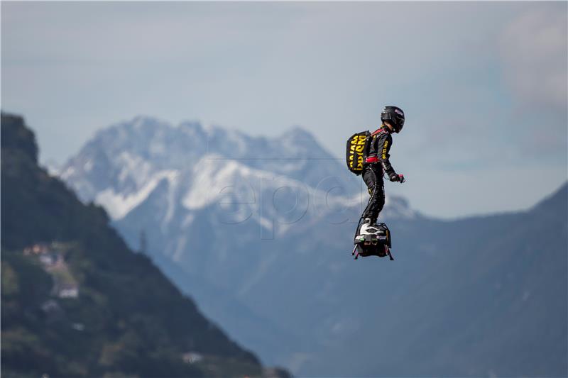 Leteći čovjek Franky Zapata Flyboardom će preletjeti La Manche