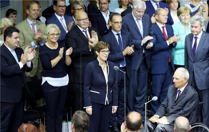 Prisegnula nova njemačka ministrica obrane Kramp-Karrenbauer