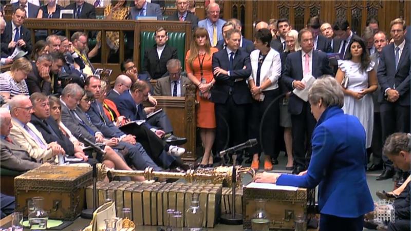 Theresa May u suzama i uz ovacije napustila parlament