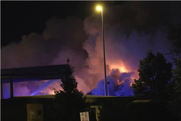 Vatrogasci gase požar u reciklažnom dvorištu na Jakuševcu