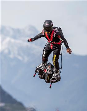 "Leteći čovjek" nije uspio svojim izumom Flyboard preletjeti La Manche