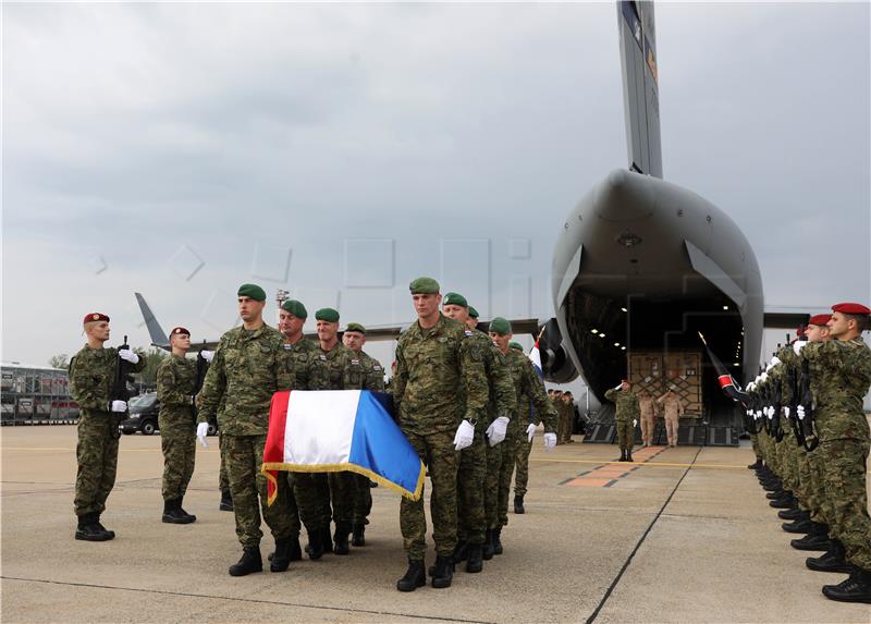 Coffin with Croatian soldier killed in Afghanistan arrives in Zagreb