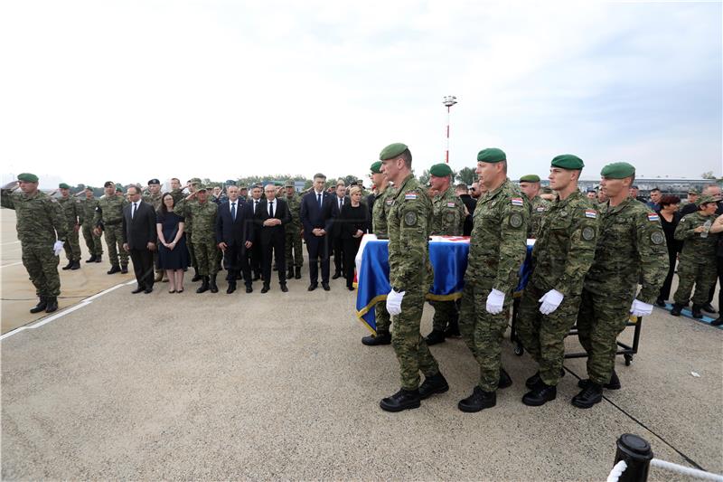 Lijes s tijelom poginulog hrvatskog vojnika Briškog stigao u domovinu