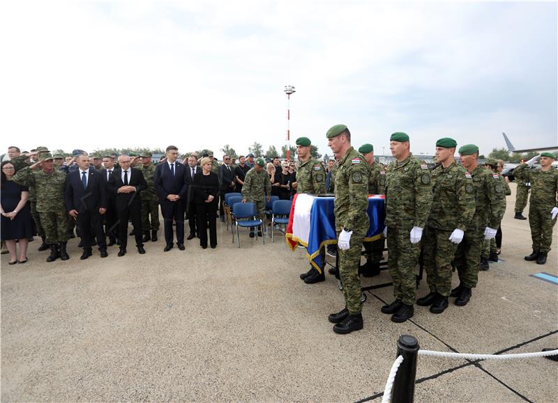 Lijes s tijelom poginulog hrvatskog vojnika Briškog stigao u domovinu