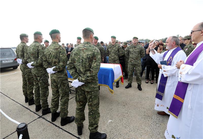 Lijes s tijelom poginulog hrvatskog vojnika Briškog stigao u domovinu