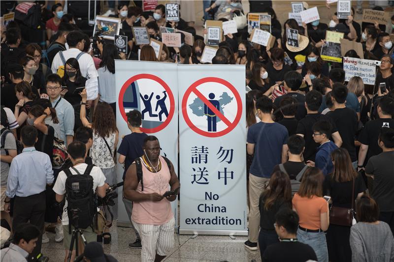 Prosvjednici zauzeli zračnu luku i pozivaju na "slobodni Hong Kong"