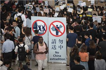 Prosvjednici zauzeli zračnu luku i pozivaju na "slobodni Hong Kong"