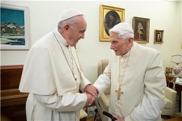 Umirovljeni papa Benedikt XVI u rijetkom izletu izvan vatikanskih zidina 