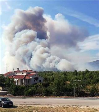 Kanaderi gase požar kod Šibenika