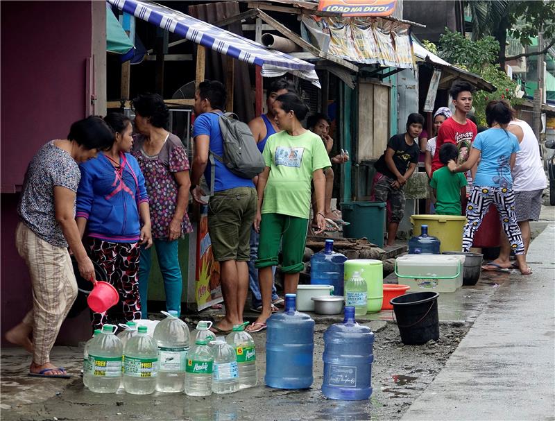 Na Filipinima tisuće provele noć na otvorenome u strahu od potresa