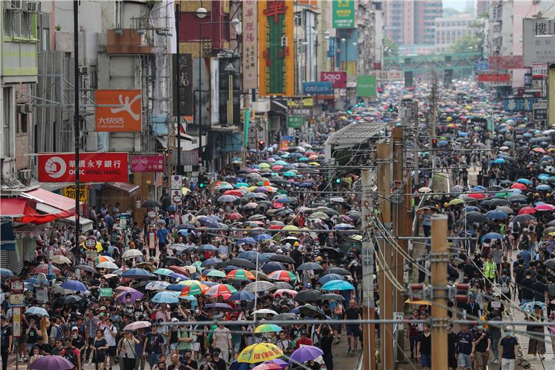 Policija u Hong Kongu ponovno ispalila suzavac u sukobu s tisućama prosvjednika