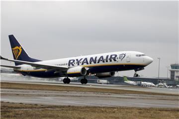 (FILE) GERMANY RYANAIR PROFIT FALL